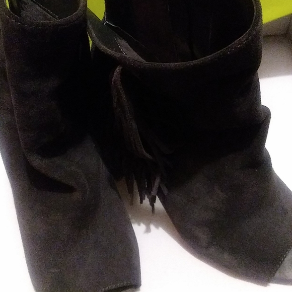 Gianni Bini Gray Tassle Booties 6M - Picture 2 of 2